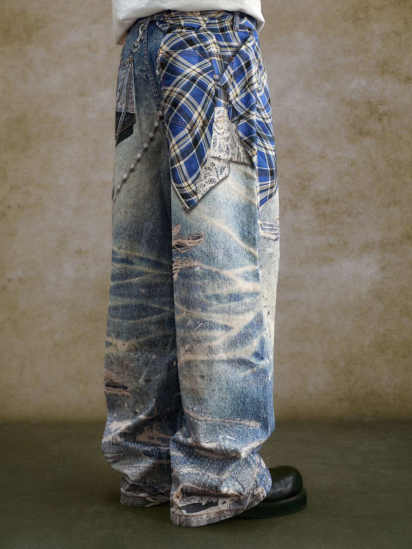 Distressed jeans with 3D printing
