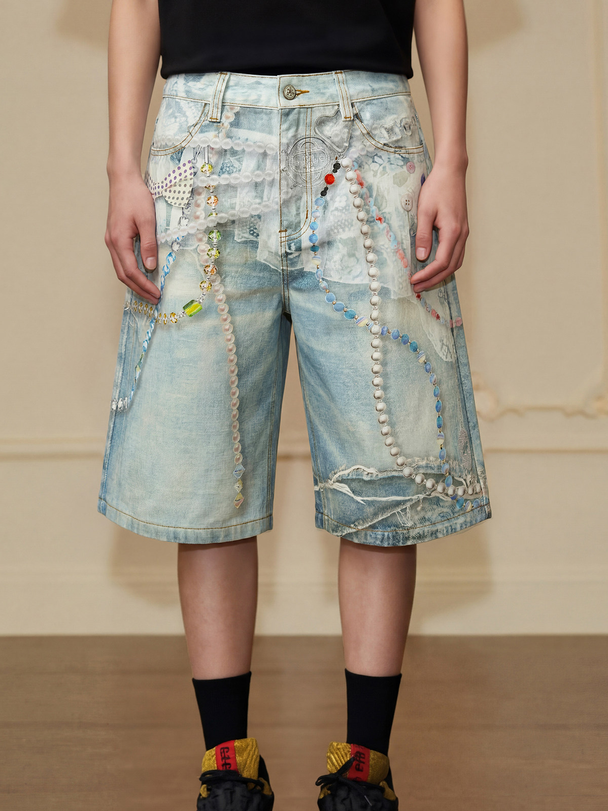 Distressed shorts with 3D pearl chain print