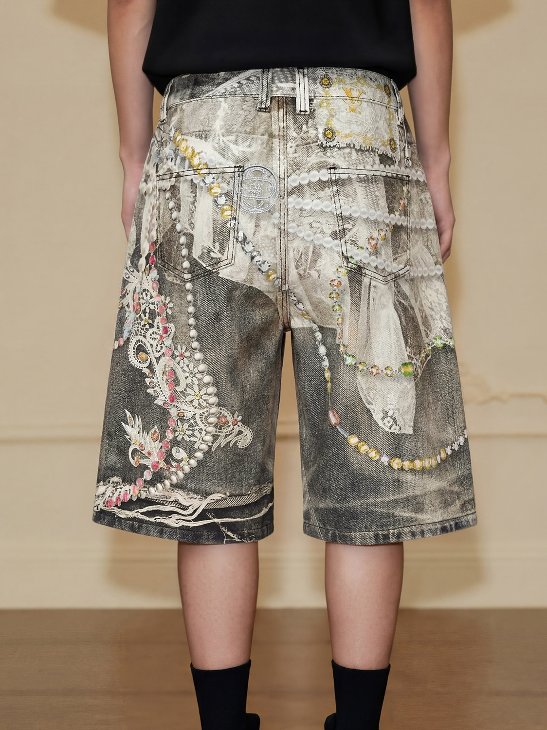 Distressed shorts with 3D pearl chain print